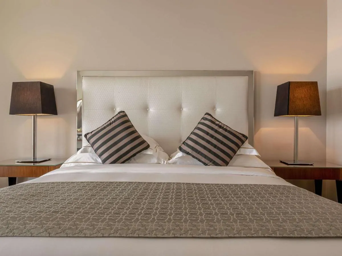 ***** Курортный комплекс Moevenpick Hotel Бейрут Ливан