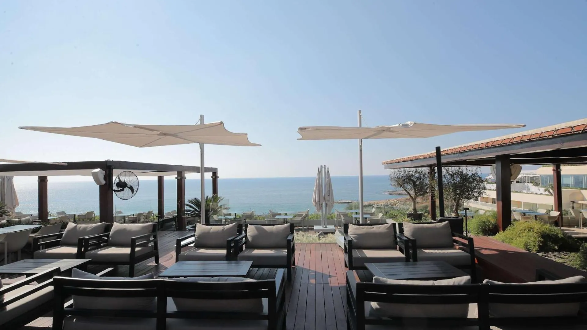 ***** Курортный комплекс Moevenpick Hotel Бейрут Ливан