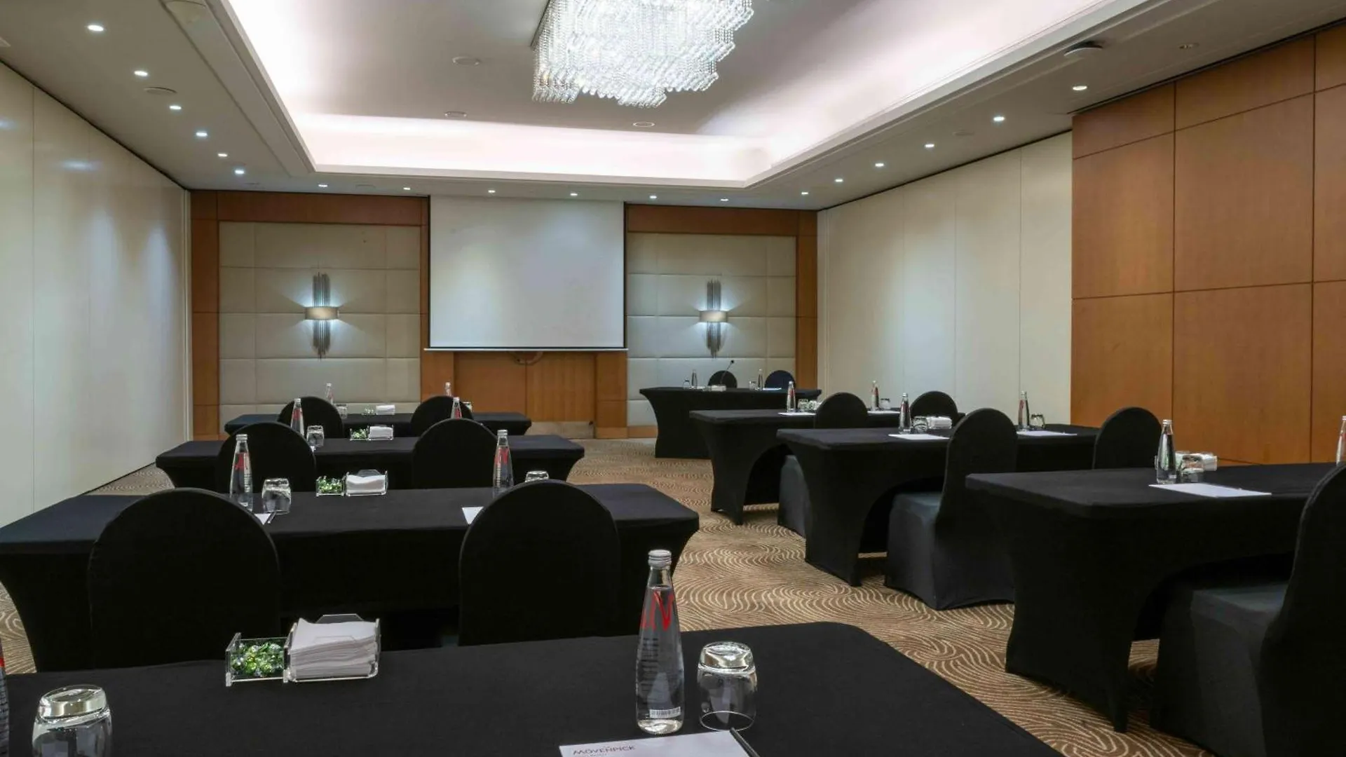 ***** Курортный комплекс Moevenpick Hotel Бейрут Ливан