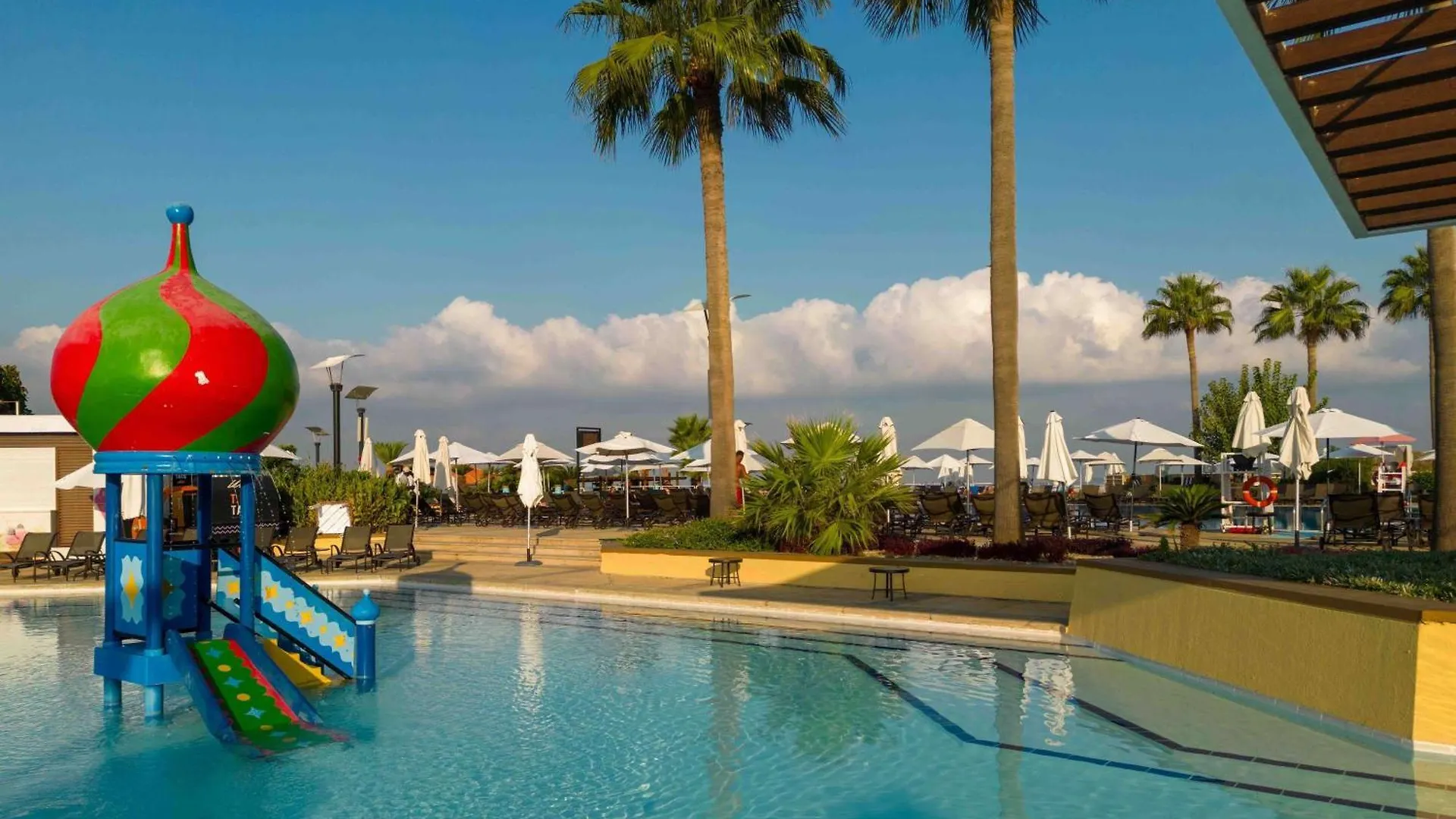 Курортный комплекс Moevenpick Hotel Бейрут