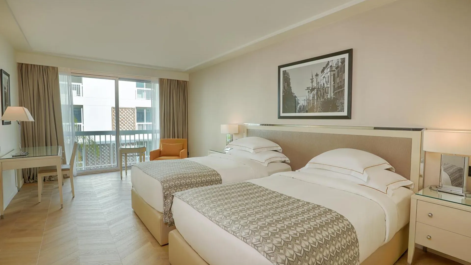 Курортный комплекс Moevenpick Hotel Бейрут