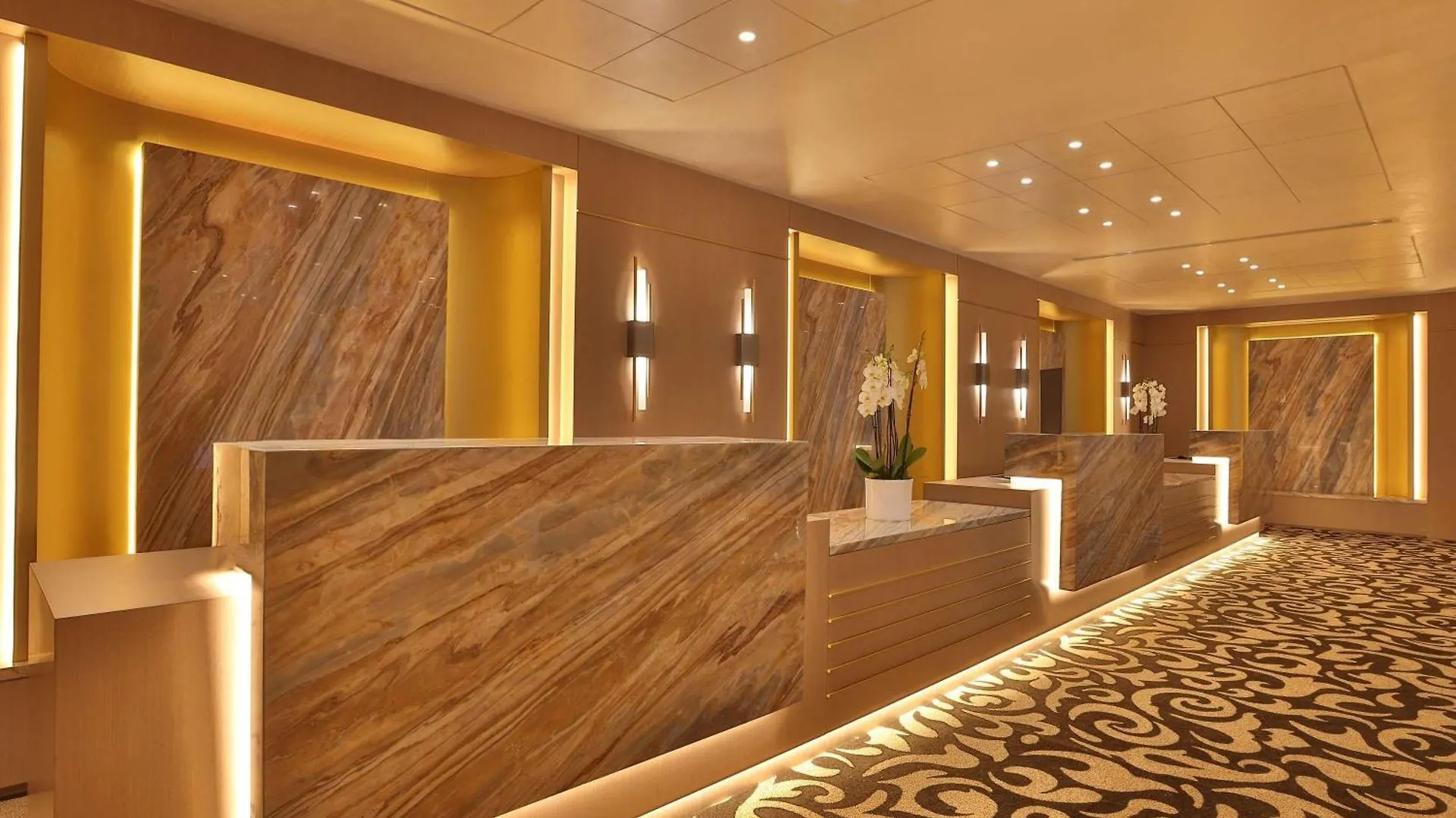 ***** Курортный комплекс Moevenpick Hotel Бейрут Ливан